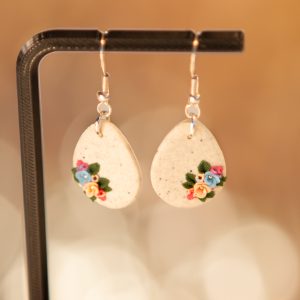 Osterei-Ohrhänger mit filigranem Blütendetail
